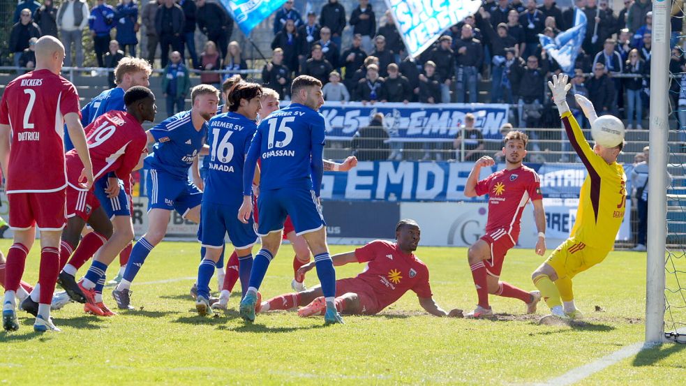 In dieser Szene kassierte Kickers Emden das 0:1 gegen den Bremer SV. Foto: Torsten Bobrink/Bremer SV