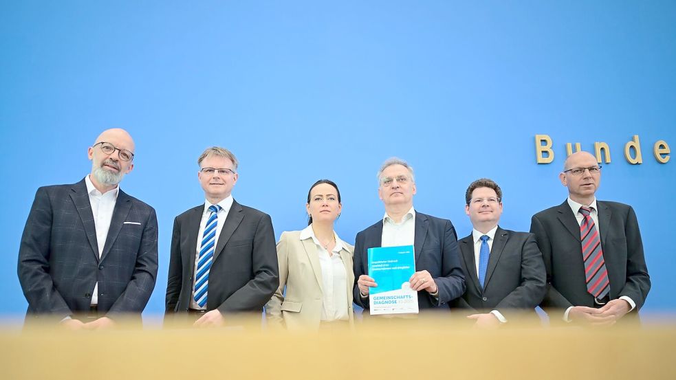 Deutschlands Wirtschaftsprobleme liegen nicht nur in Trumps Zollpolitik - die Fachleute sehen auch noch andere Baustellen. Foto: Sebastian Christoph Gollnow/dpa