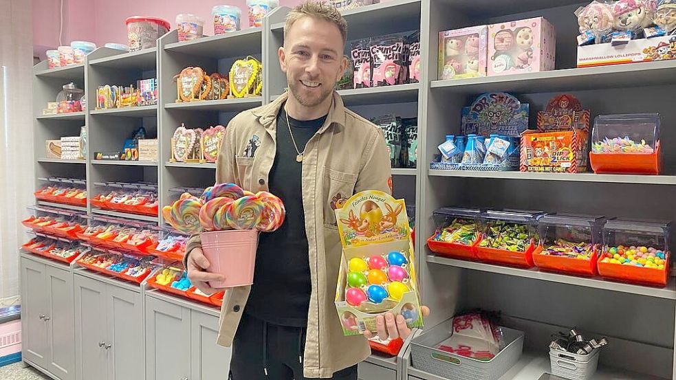 So viel Süßes: Mit-Inhaber André Sick freut sich auf viele Kunden Foto: Lindner