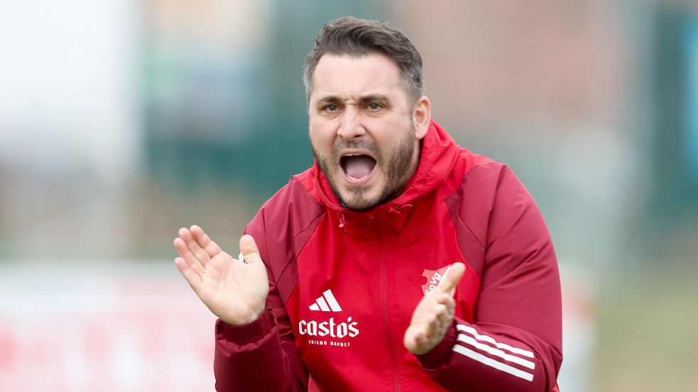 Trainer Claudio Casto wird sein Projekt bei der SpVg Aurich nach dieser Saison beenden. Foto: Doden/Emden