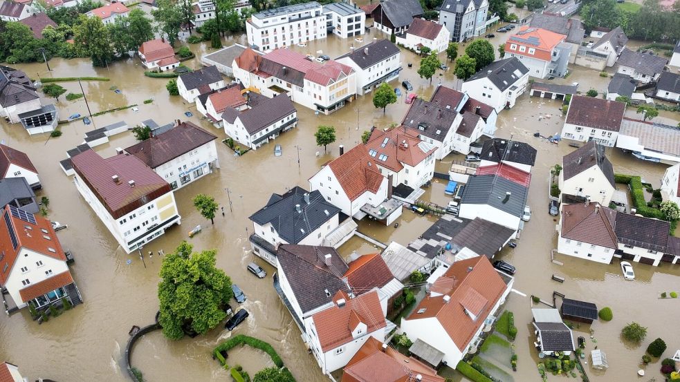 Bei Hochwasser durch Starkregen werden schnell ganze Straßen überflutet. Foto: Schäfers/dpa