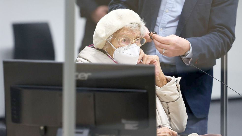 Die Angeklagte Irmgard F. sitzt im Sitzungssaal des Landgerichts Itzehoe. Foto: Christian Charisius/dpa