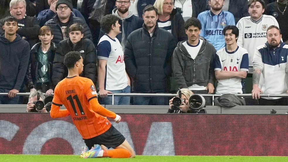 Frankfurts Hugo Ekitiké ließ die mitgereisten Fans früh jubeln. Foto: Frank Augstein/AP/dpa