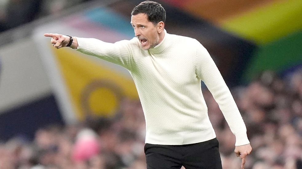 Der Verlauf der ersten Halbzeit gefiel Eintracht-Trainer Toppmöller sichtlich nicht. Foto: Bradley Collyer/PA Wire/dpa