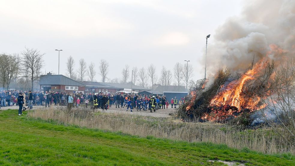 Das Osterfeuer in Hinte lockt jedes Jahr viele Besucherinnen und Besucher an. Die Feuerwehr hat mit der Organisation viel zu tun. Fotos: Wagenaar/Archiv