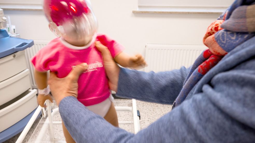 Nur wenige Sekunden Schütteln reichen aus, um das Hirn des Babys für immer zu schädigen. In Osnabrück verfügt der Niels-Stensen-Klinik-Verbund nun über eine Schüttelpuppe für Schulungen. Foto: Detlef Heese