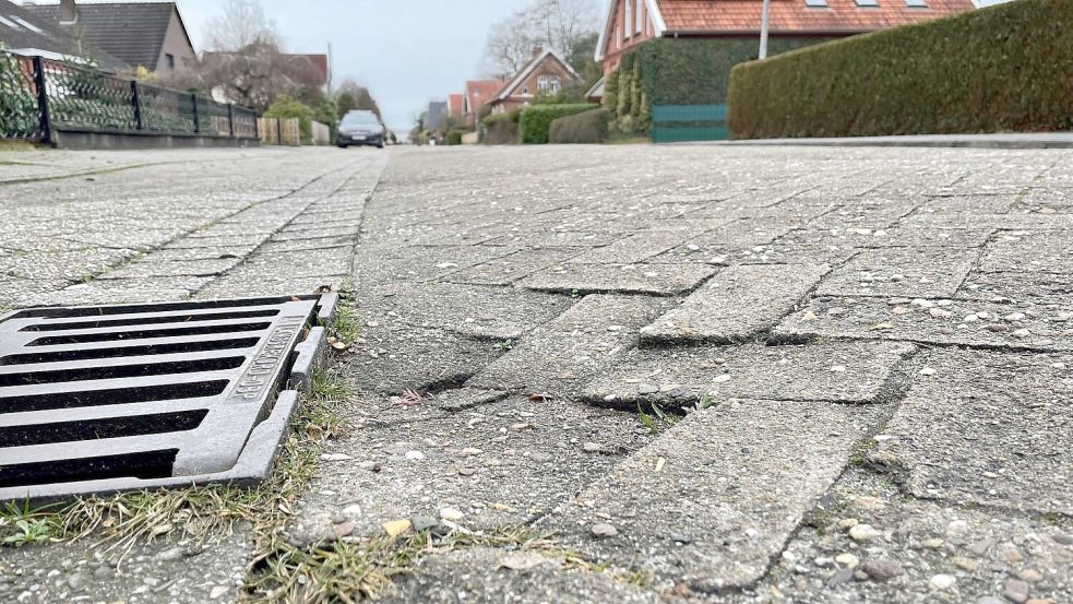 Der Neue Weg in Rhauderfehn hätte längst schon eine Sanierung nötig gehabt. Weil es Diskussionen um die Kosten gab, wurden die Arbeiten immer wieder zurückgestellt. Archivfoto: Janßen