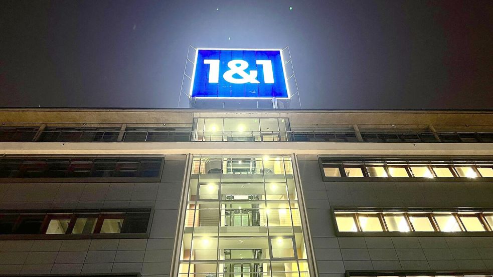 1&1-Logo an der Firmenzentrale in Montabaur (Rheinland-Pfalz) - das Unternehmen ist der vierte deutsche Handynetzbetreiber. Foto: Wolf von Dewitz/dpa
