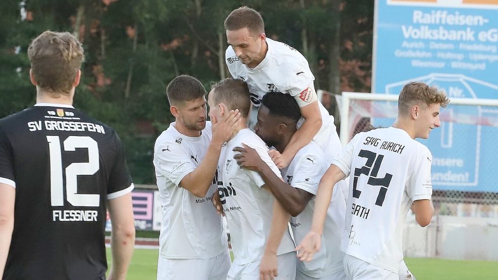 Maximilian Beccard (links im weißen Trikot) wird nach der Saison bei der SpVg Aurich seine aktive Karriere beenden. Foto: Gronewold