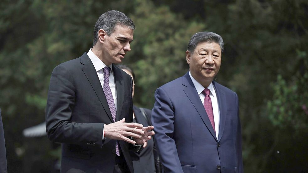 Chinas Präsident Xi warb vor Spaniens Regierungschef Sánchez um mehr Zusammenarbeit mit der EU. Foto: Andres Martinez Casares/Pool EPA via AP/dpa