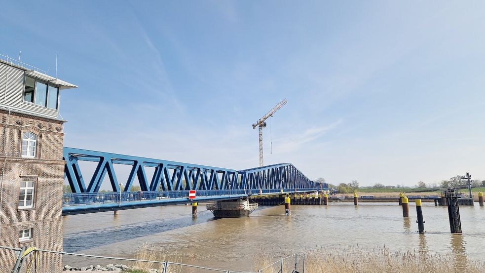 Die ersten Drehtests der neuen Friesenbrücke sind nach Angaben der Bahn positiv verlaufen und weitere Arbeiten sind im vollen Gange. Foto: Gettkowski