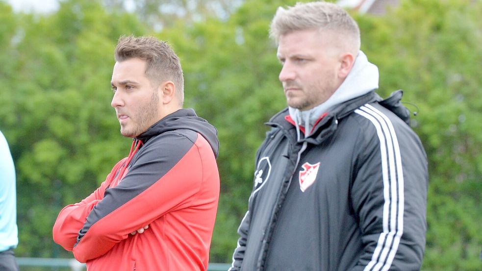 2019 standen Claudio Casto (links) und Steffen Reifschneider (rechts) gemeinsam an der Seitenlinie bei der SpVg Aurich. Jetzt sind die Fronten zwischen beiden verhärtet. Archivfoto: Wolfenberg