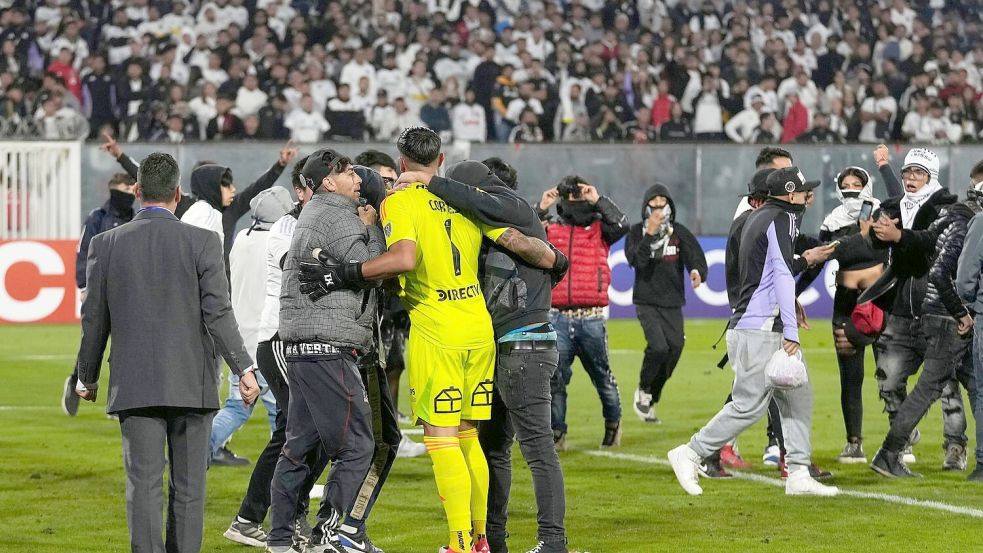 Das Spiel Colo Colo - Fortaleza in Santago de Chile wurde nach Ausschreitungen abgebrochen. Foto: Esteban Felix/AP/dpa