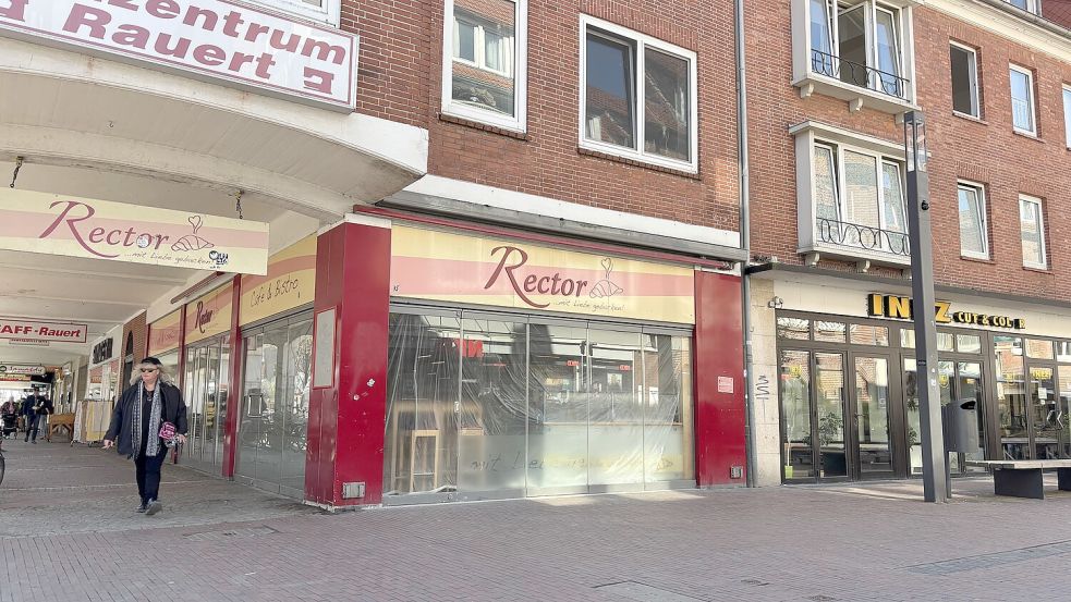 Abgeklebt mit Folie, aber der Mieter sprang wieder ab: die ehemalige Bäckerei-Filiale Rector in der Neutorstraße. Foto: Schuurman