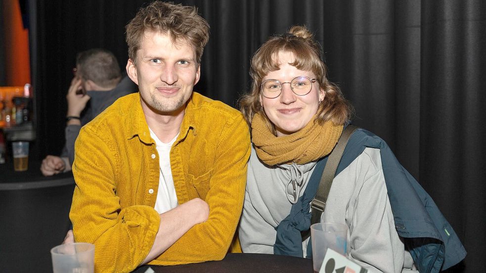 Rund 230 Kilometer gefahren für den Popsalon: Stefan (28 Jahre, links) und Emma (27) sind eigens aus Marburg zum Indoor-Festival nach Osnabrück gereist. Foto: Ernesto Moses Wiebrock