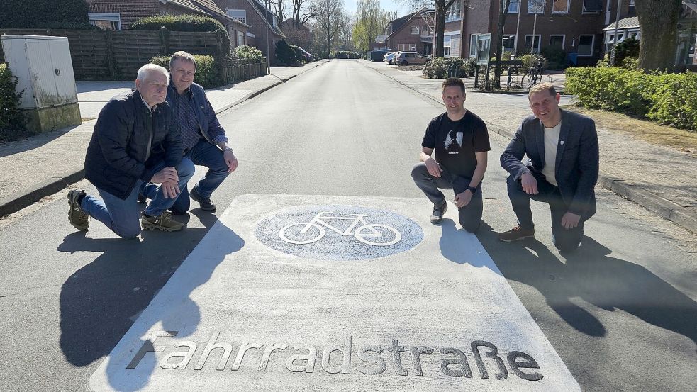 Ortsvorsteher Peter Walde (von links), Vorsitzender des Bau- und Entwicklungsausschusses Heinz Brunken, Sachbearbeiter der Gemeinde Uplengen Thorsten Möhlmann und Bürgermeister Heinz Trauernicht waren bei der Vorstellung der neuen Fahrradstraße in Remels vor Ort. Foto: Gemeinde Uplengen