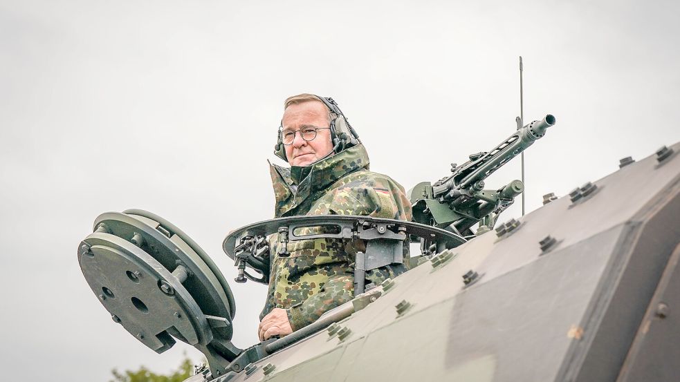Verteidigungsminister Boris Pistorius auf dem Schützenpanzer Puma. Foto: IMAGO/Steinsiek.ch