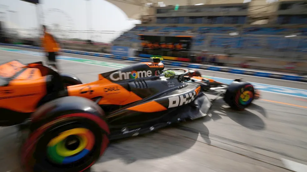 Lando Norris führt vor dem Rennen in Bahrain die WM an. Foto: Altaf Qadri/AP/dpa