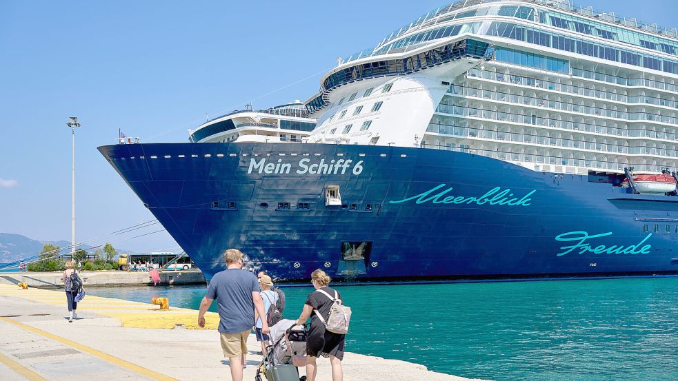 Das Kreuzfahrtschiff „Mein Schiff 6“ von Tui Cruises im Hafen von Korfu. Foto: IMAGO/Bihlmayerfotografie