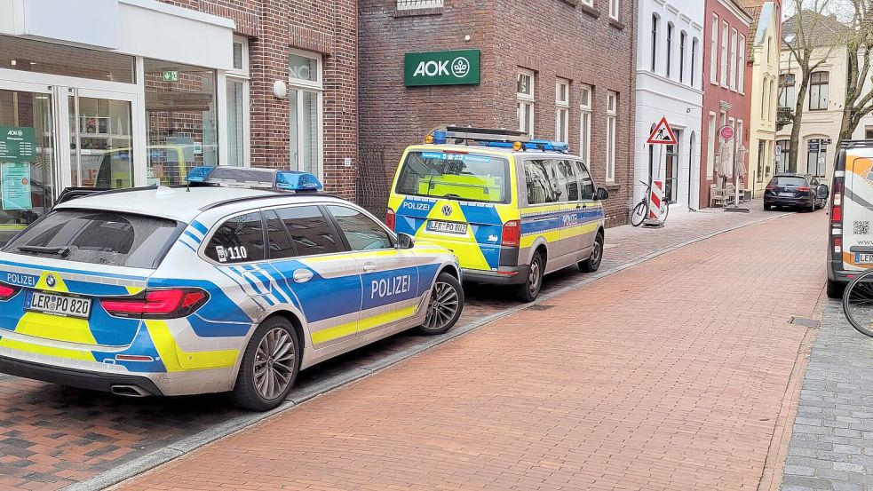 Polizeifahrzeuge sorgten am Freitagvormittag in der Brunnenstraße für Aufsehen. Foto: Wolters