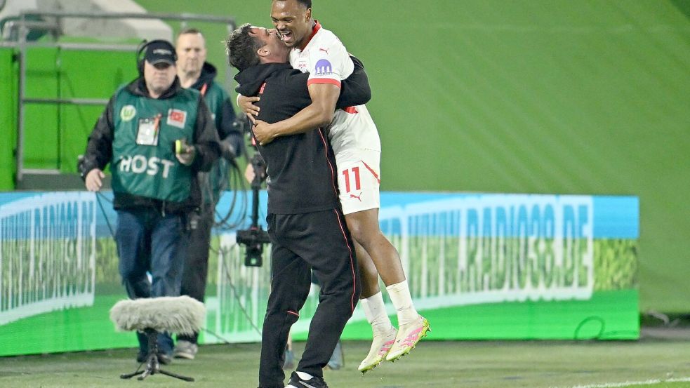Ab in die Arme: Lois Openda freut sich mit RB-Trainer Zsolt Löw. Foto: Swen Pförtner/dpa