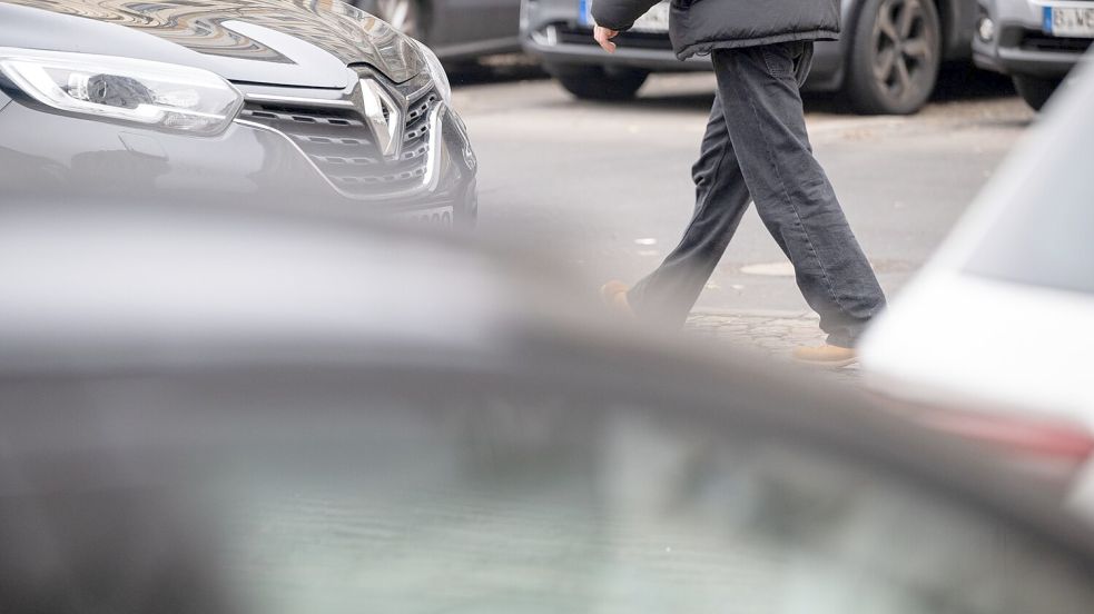 Besonders in Metropolen gingen die Menschen zuletzt häufiger zu Fuß und ließen das Auto öfter stehen. (Symbolbild) Foto: Sebastian Gollnow/dpa