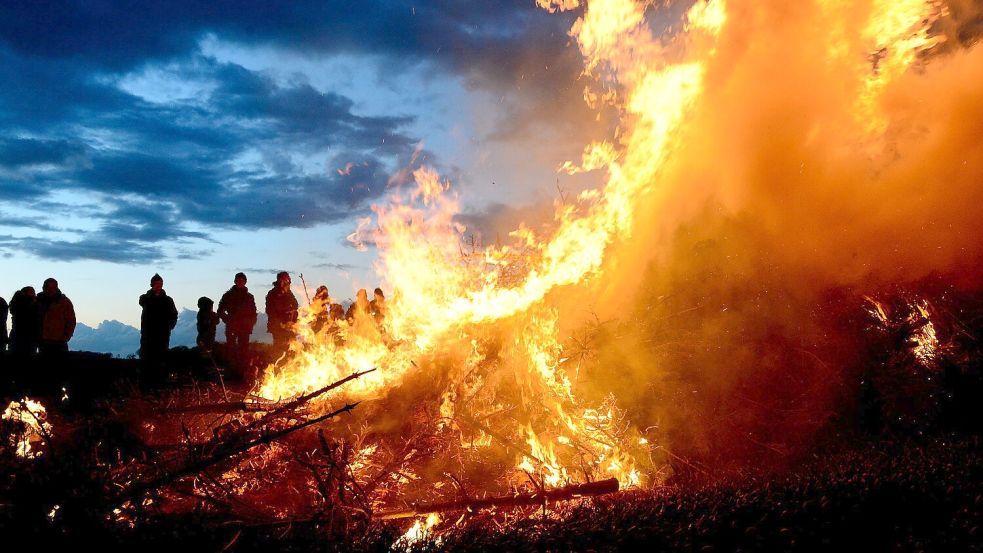 Wegen der Trockenheit steht noch nicht überall fest, ob Osterfeuer abgebrannt werden können. (Archivfoto) Foto: Maurizio Gambarini/dpa