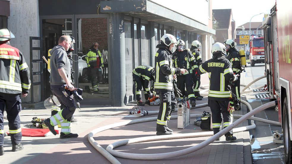 Etwa 70 Einsatzkräfte waren beim Brand an der Großen Mühlenwallstraße im Einsatz. Foto: Romuald Banik