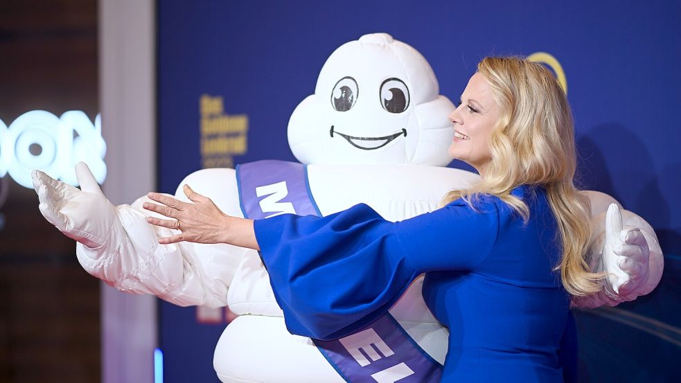 Markenzeichen des Guide Michelin ist das Michelin-Männchen - hier zu sehen mit Barbara Schöneberger. Foto: dpa Britta Pedersen
