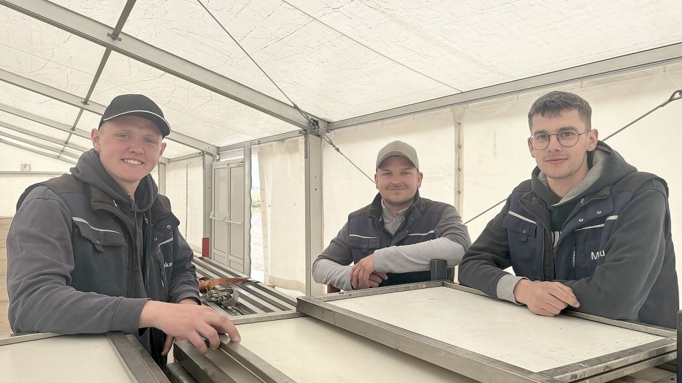 Lukas Haskamp (von links), Wilke Hoppmann und Marius Kuntze haben die diesjährige Scheunenfete der Landjugend Holte organisiert. Fotos: Oltmanns