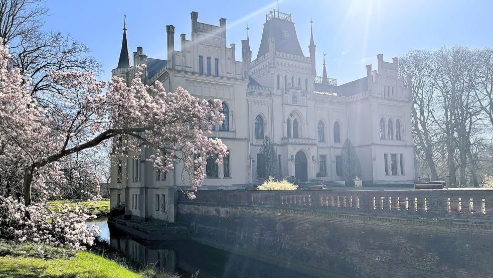In den Graben um das Schloss Evenburg wurde Trinkwasser geleitet. Foto: Vogt