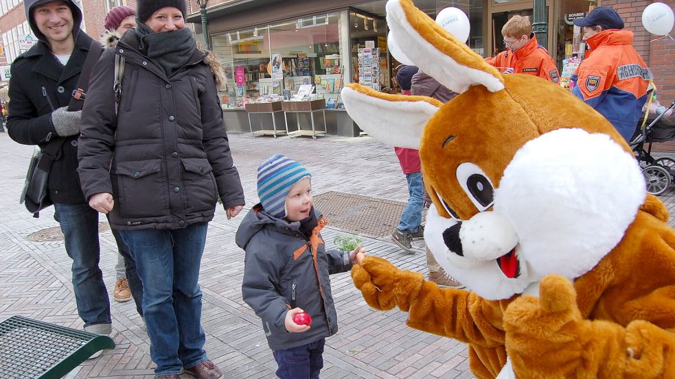 Der Osterhase verteilt beim Ostermarkt traditionell Möhren an die Kinder. Foto: Müller/Archiv