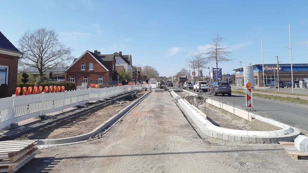 Auch in der Fahrbahnmitte entstehen zurzeit neue Beete. Sie sollen für mehr Stadtgrün sorgen. Foto: Stadt Norden