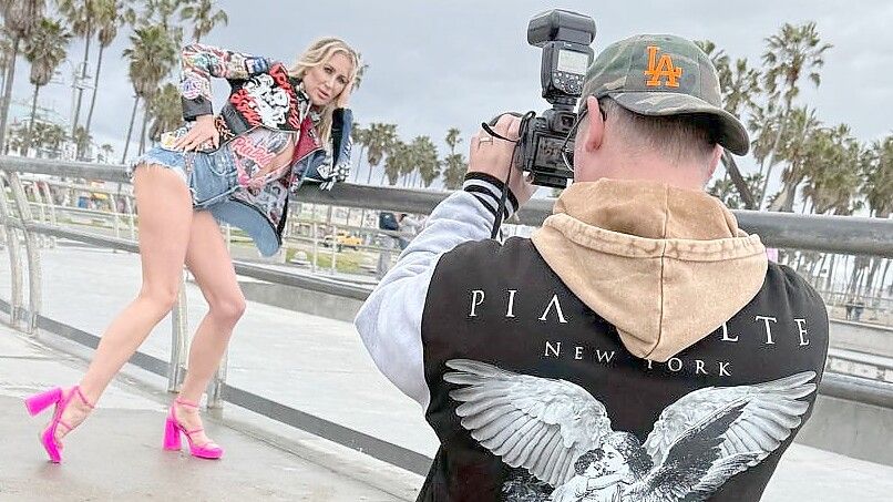 Der Ostrhauderfehner Sebastian Schreiber beim Fotografieren von Model Irina Haller in Los Angeles. Fotos: Sammlung Schreiber