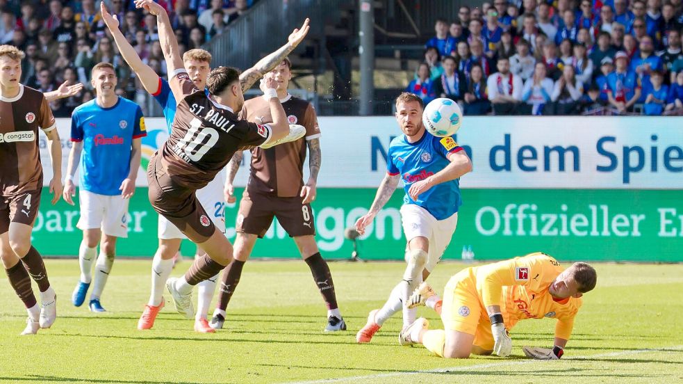 St. Paulis Danel Sinani (3. v.l) trifft zum 1:1. Foto: Frank Molter/dpa