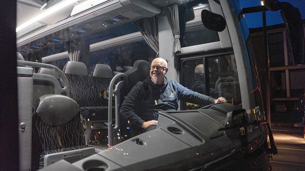 Fährt die Festivalbesucher persönlich von Location zu Location: Der Hagener Bus-Unternehmer Stefan Brockmeyer. Foto: Lauren Rote