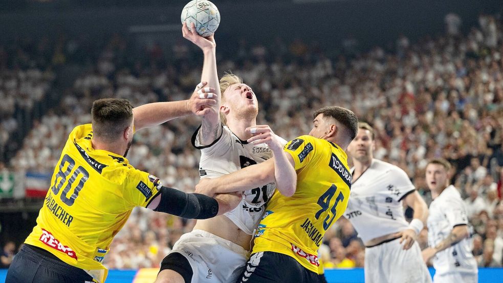 Der THW Kiel und die Rhein-Neckar Löwen lieferten sich im Pokal-Halbfinale einen harten Kampf. Foto: Marius Becker/dpa