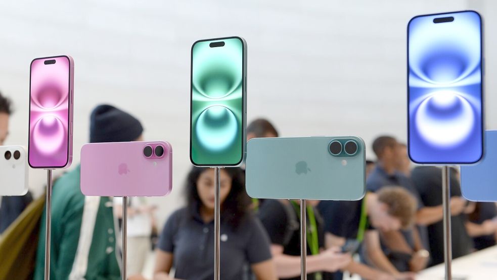 Von der Erleichterung profitiert besonders Apple: Die weitaus meisten iPhones und andere Geräte des Konzerns werden in China gebaut. (Archivbild) Foto: Andrej Sokolow/dpa