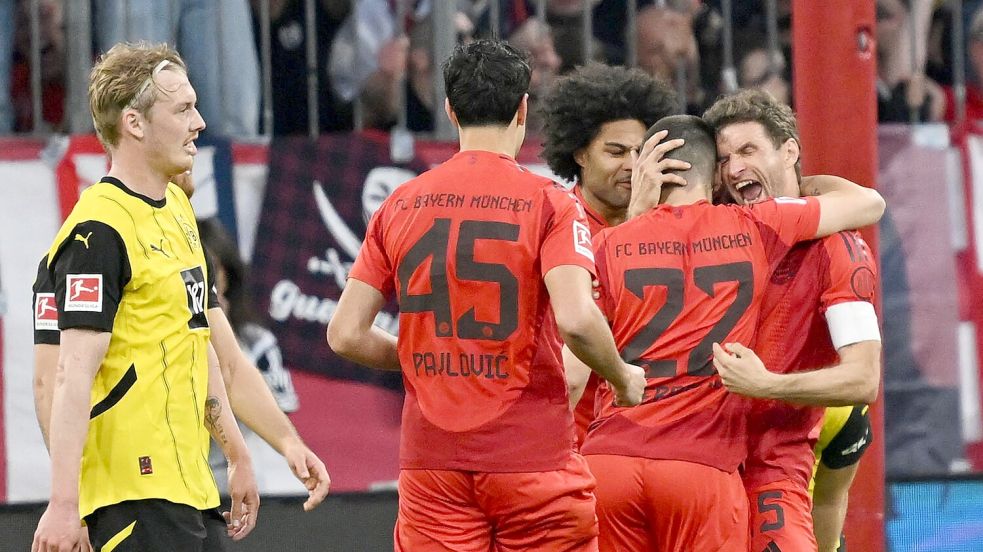 Die Bayern bejubeln einen Treffer gegen Dortmund. Foto: Sven Hoppe/dpa
