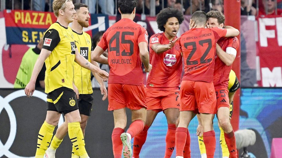 Serge Gnabry (3.v.r.) und Raphael Guerreiro (2.v.r.) trafen als Joker für die Bayern. Foto: Sven Hoppe/dpa