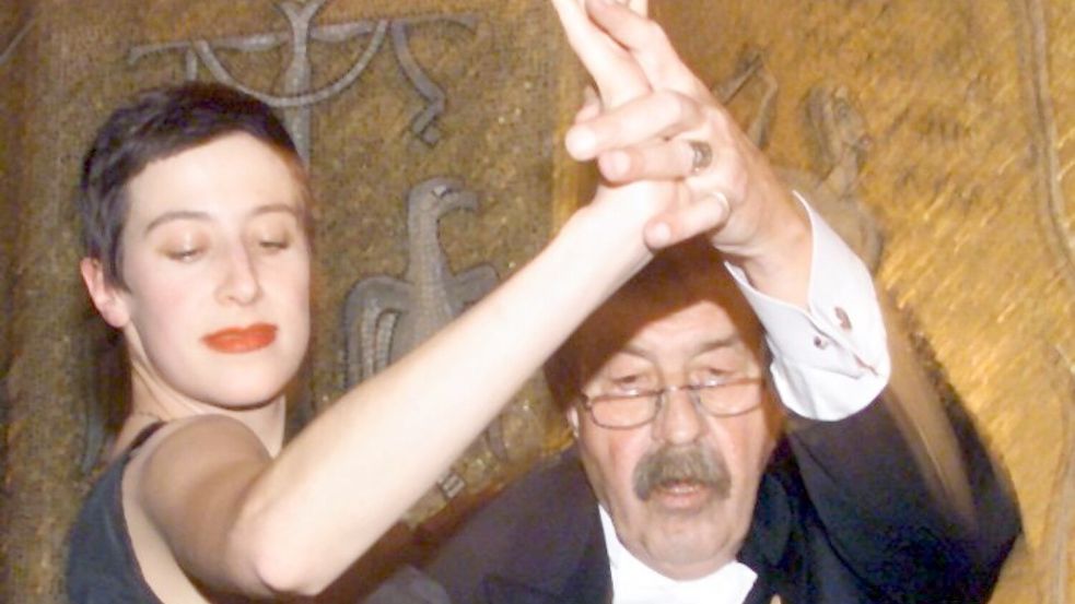 Günter Grass tanzt 1999 mit seiner Tochter. Foto: Kay_Nietfeld/dpa