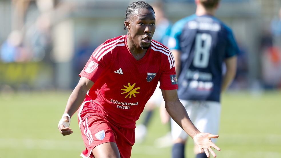 Emdens Michael Igwe durfte binnen acht Minuten gleich zwei Tore in Jeddeloh bejubeln. oto: Doden, Emden