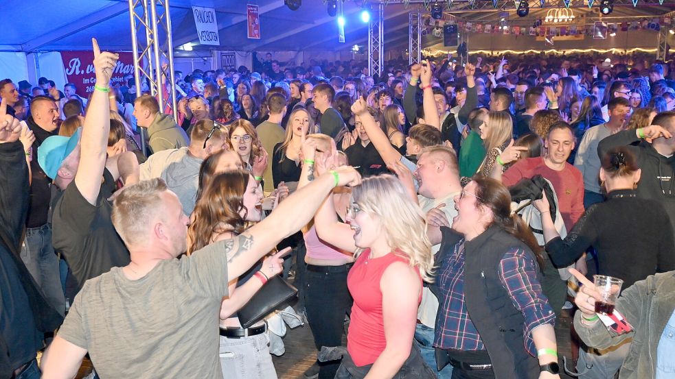 Das Festzelt war gerappelt voll. Foto: Weers