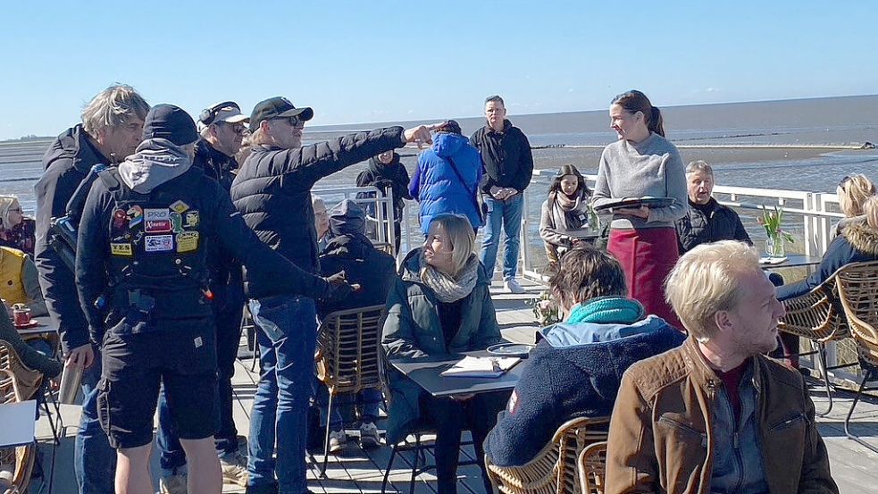 Dreharbeiten bei strahlendem Sonnenschein am Deck in Norddeich. Foto: Simon Grohe