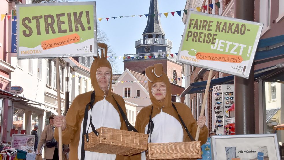 In Osterhasen-Kostümen protestierten Mareike Neudeck (links) und Wilma Schneider (rechts) in der Fußgängerzone vor dem Auricher Weltladen. Foto: Thomas Dirks