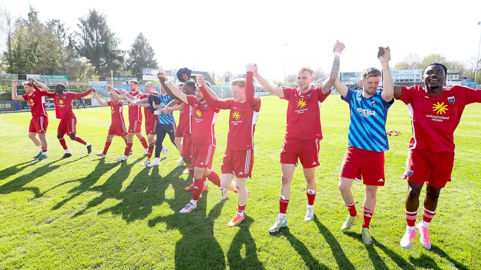 Die Kickers-Spieler ließen sich vor dem mitgereisten Anhang nach dem 7:2-Sieg feiern. Fotos: Doden, Emden