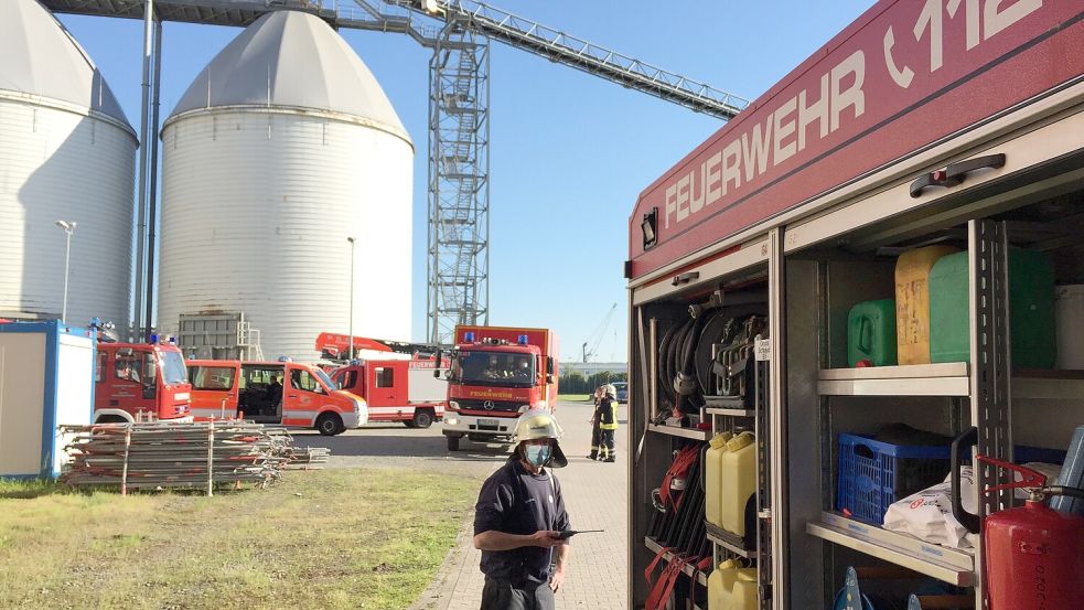 Beim Biomasse-Heizkraftwerk im Emder Hafen brennt es. Die Feuerwehr ist vor Ort. Dieses Foto ist im Sommer 2021 entstanden, als es mehrfach im Kraftwerk gebrannt hat. Foto: Päschel/Archiv