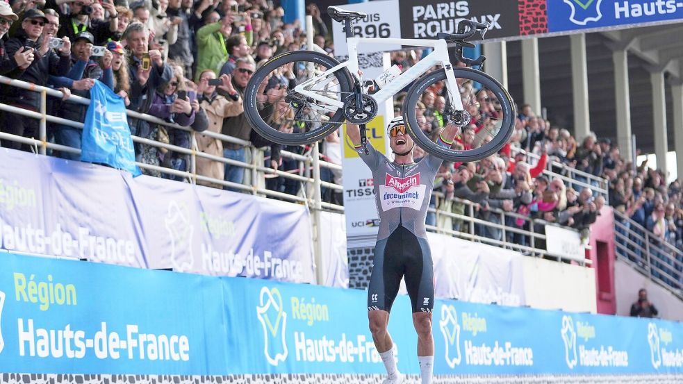 Mathieu van der Poel feiert seinen dritten Sieg in Serie. Foto: Thibault Camus/AP/dpa