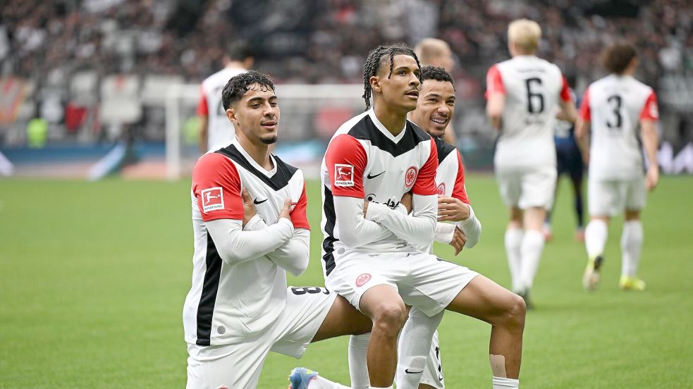 Jubel nach dem 1:0: Das Offensivtrio Chaibi, Bahoya und Ekitiké. Foto: Arne Dedert/dpa