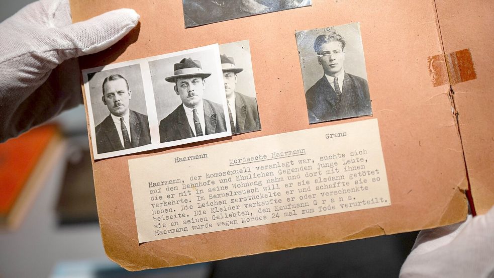 Eine Mappe im Polizeimuseum Niedersachsen gibt Einblick in die Mordsache Fritz Haarmann. (Archivbild) Foto: Sina Schuldt/dpa